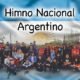 imagen orquesta con bandera nacional argentina de fondo